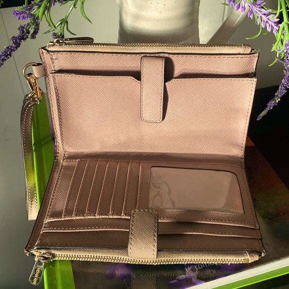 Michael Kors Jet Set Wristlet - Picture 3 of 13